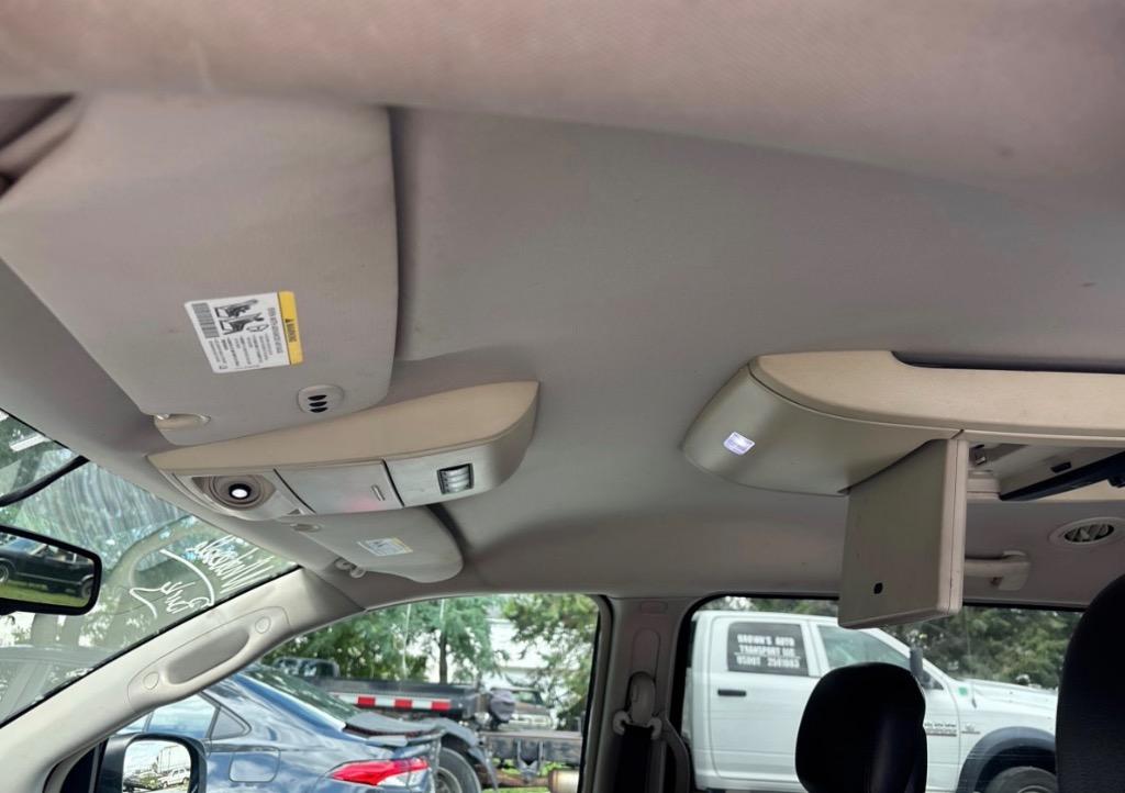 2012 Chrysler Town And Country - $8,500