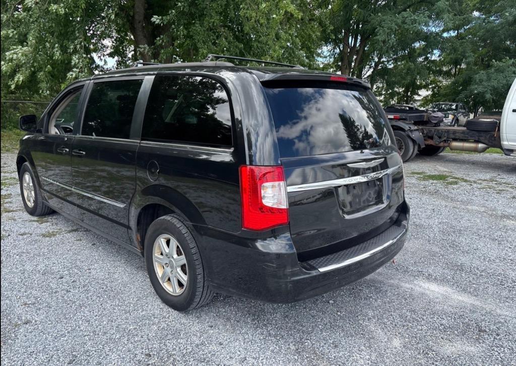2012 Chrysler Town And Country - $8,500