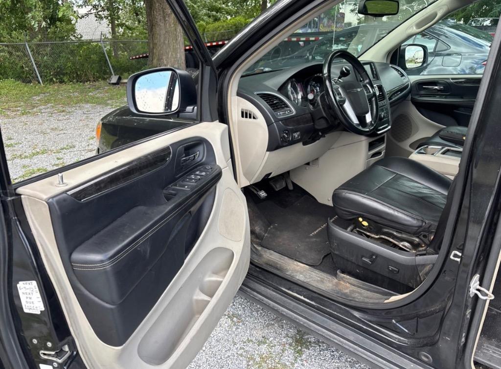 2012 Chrysler Town And Country - $8,500