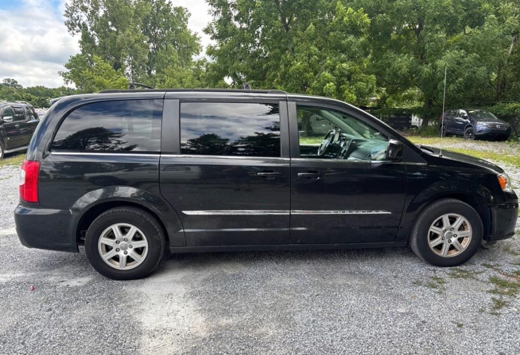 2012 Chrysler Town And Country - $8,500
