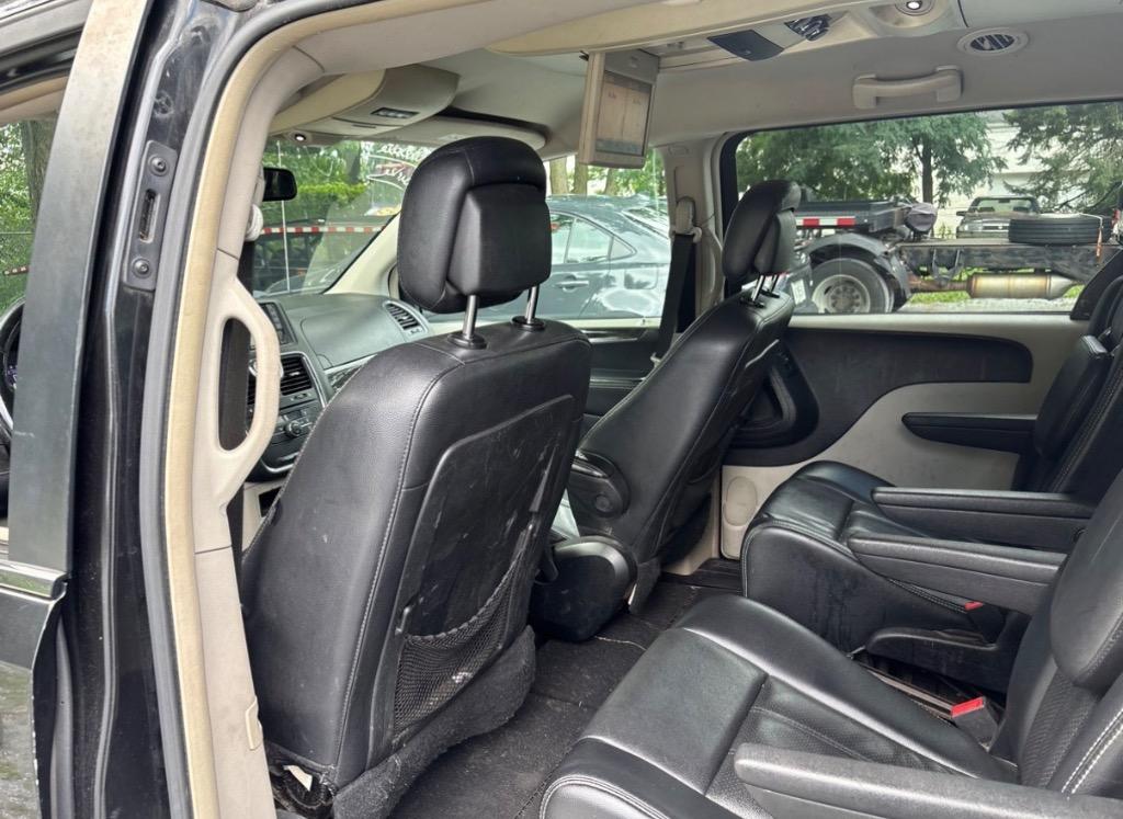 2012 Chrysler Town And Country - $8,500