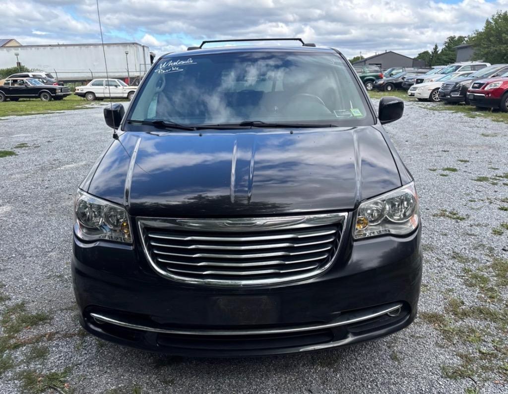 2012 Chrysler Town And Country - $8,500