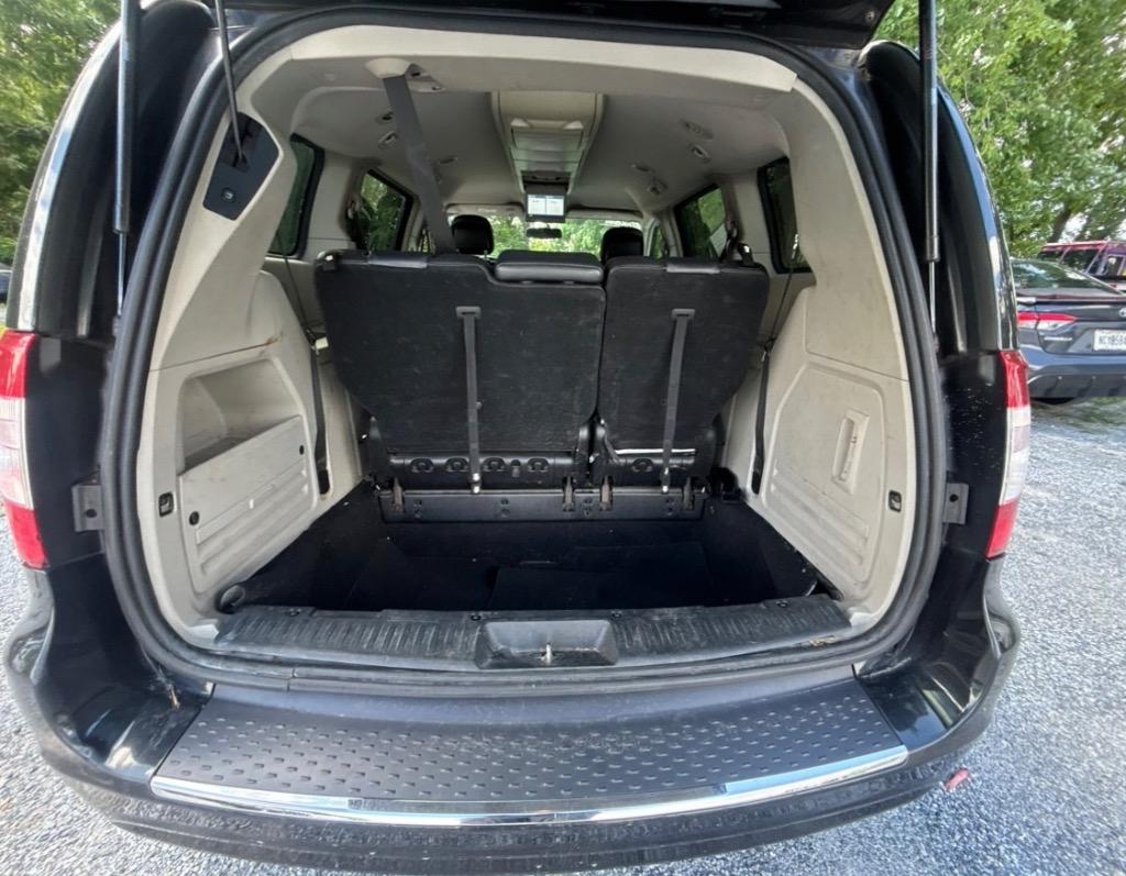 2012 Chrysler Town And Country - $8,500