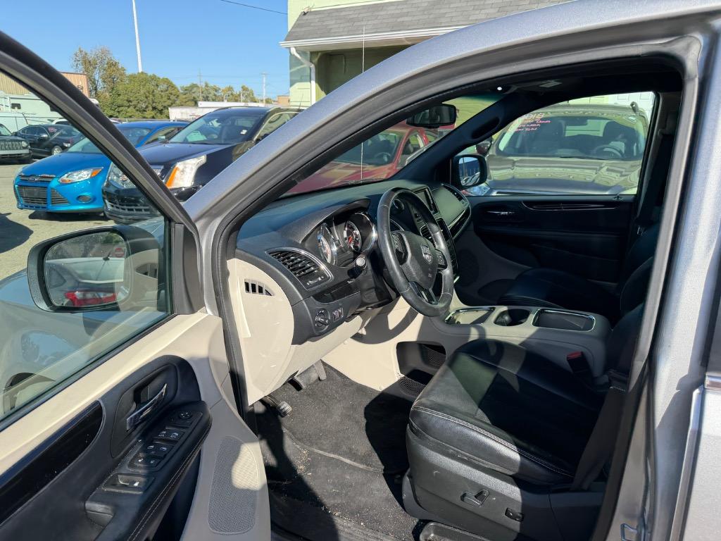 2016 Dodge Grand Caravan - $9,800