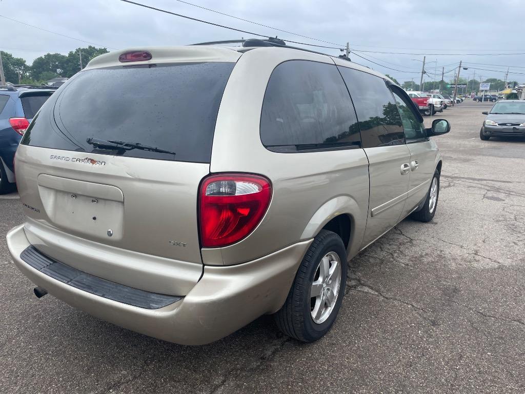 2005 Dodge Grand Caravan SXT photo