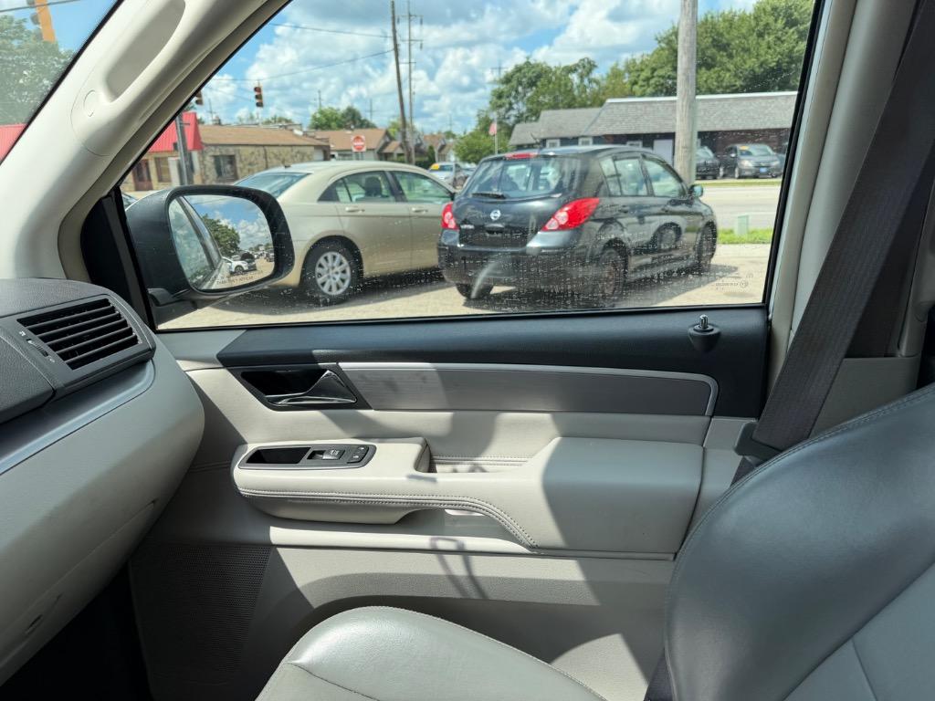 2009 Volkswagen Routan - $7,900