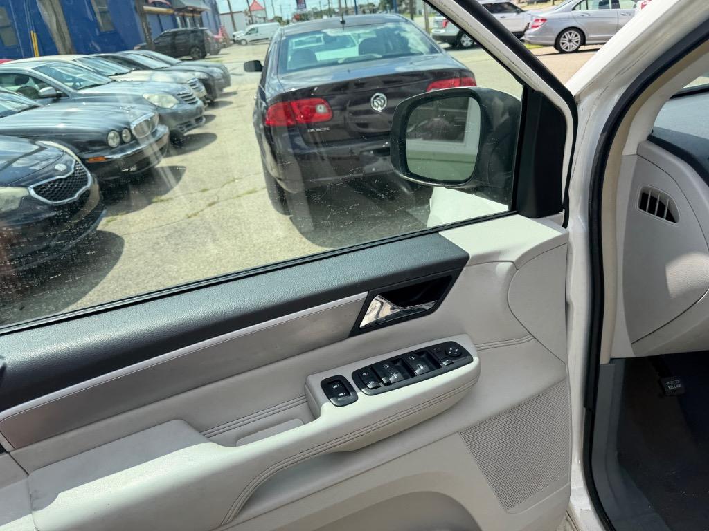2009 Volkswagen Routan - $7,900