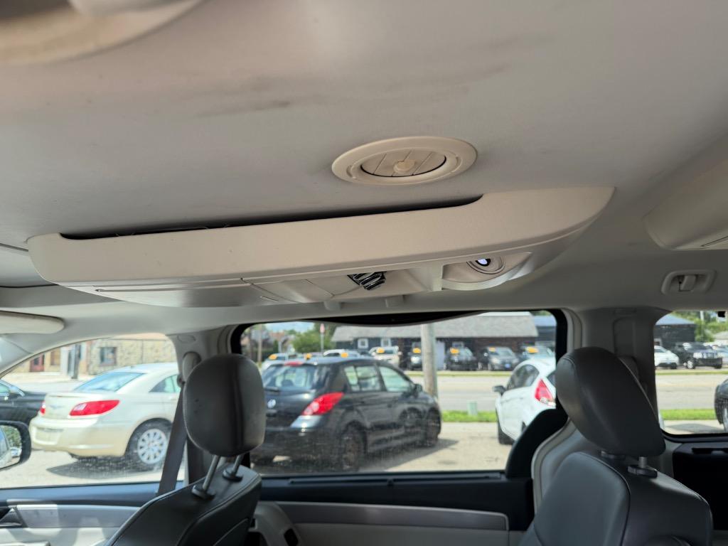 2009 Volkswagen Routan - $7,900