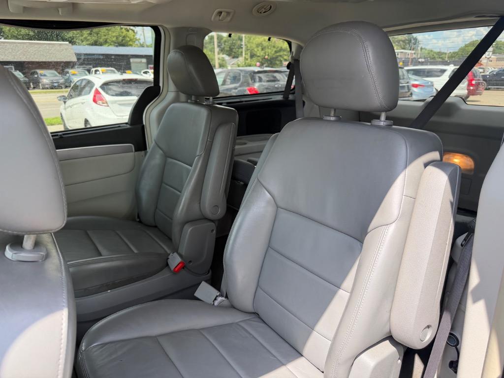 2009 Volkswagen Routan - $7,900
