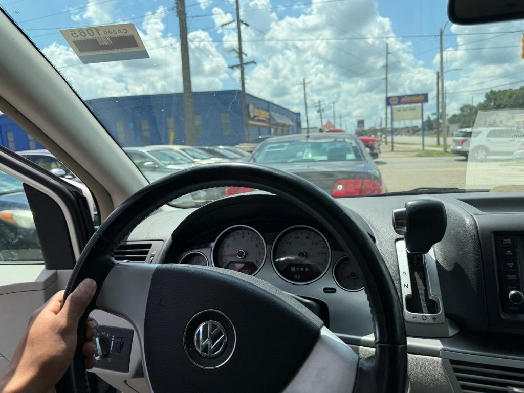 2009 Volkswagen Routan - $7,900