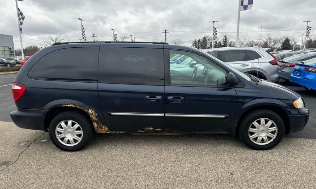 2006 Chrysler Town & Country Touring photo