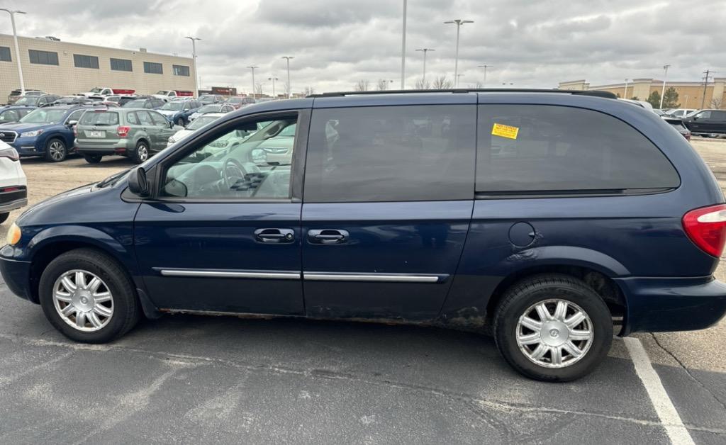 2006 Chrysler Town & Country Touring photo