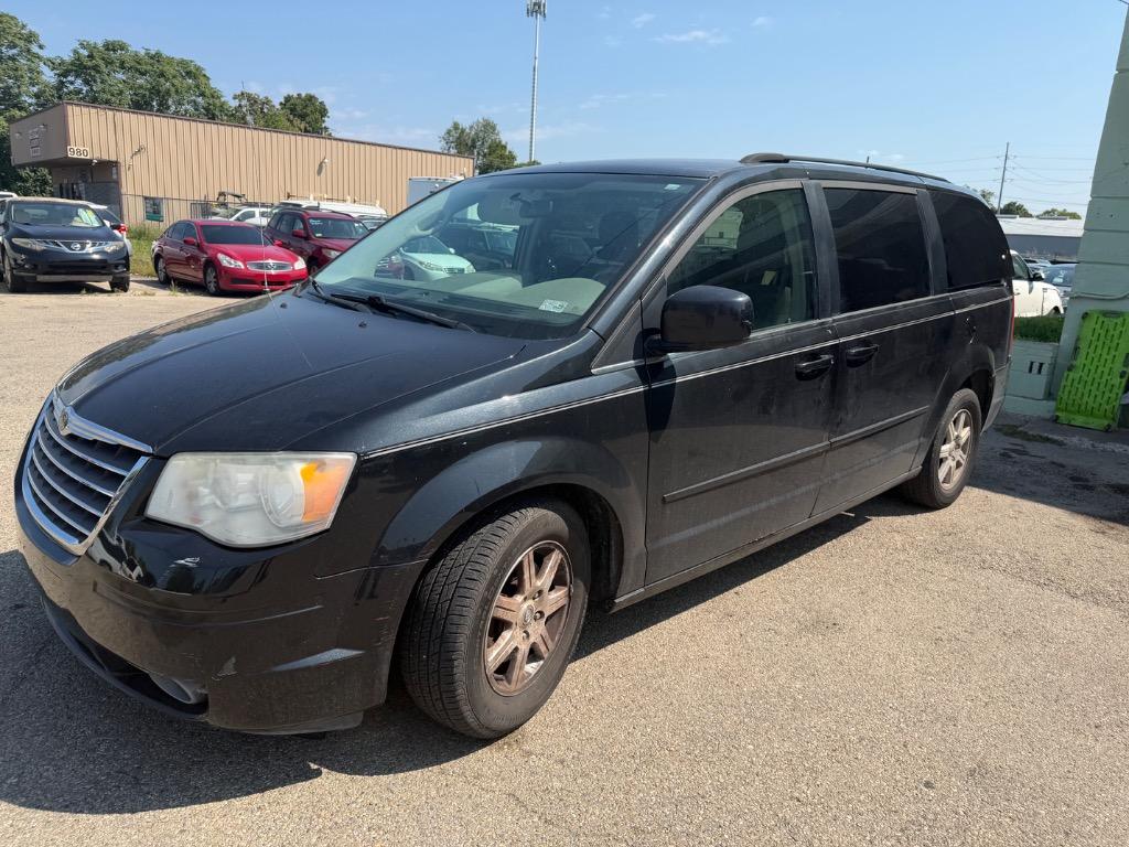 2008 Chrysler Town And Country - $7,500