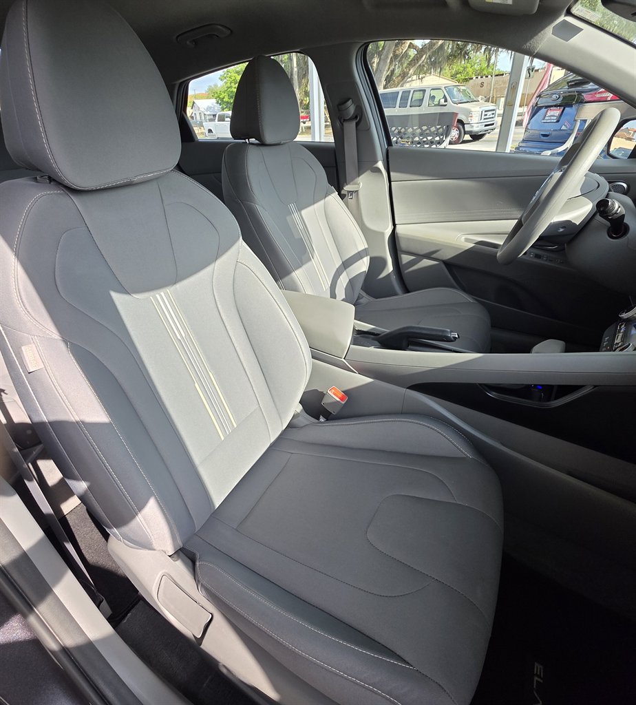 2022 Hyundai Elantra SEL photo