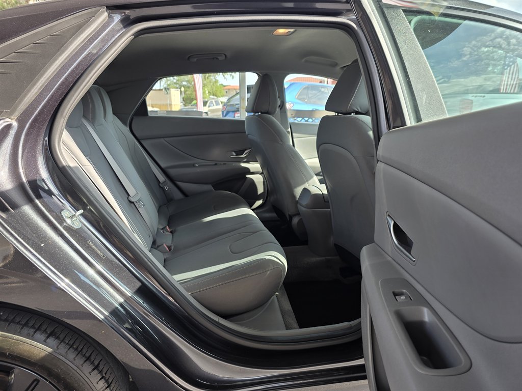 2022 Hyundai Elantra SEL photo
