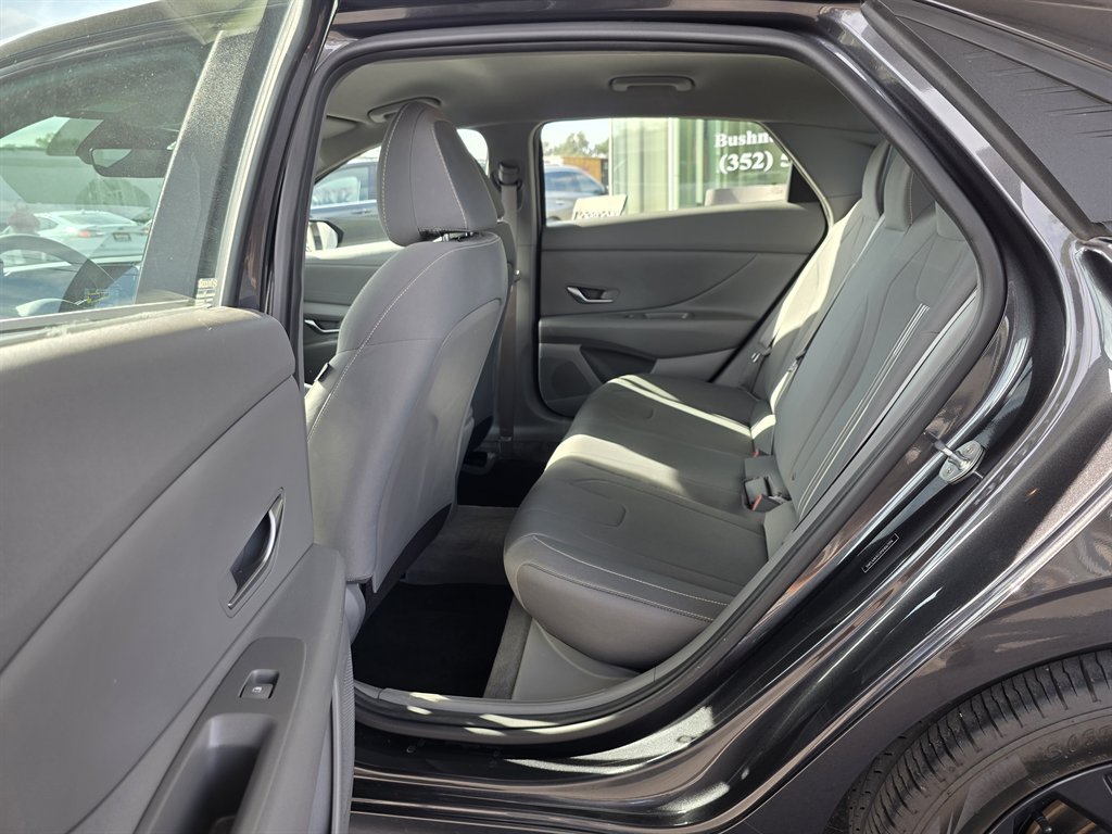 2022 Hyundai Elantra SEL photo