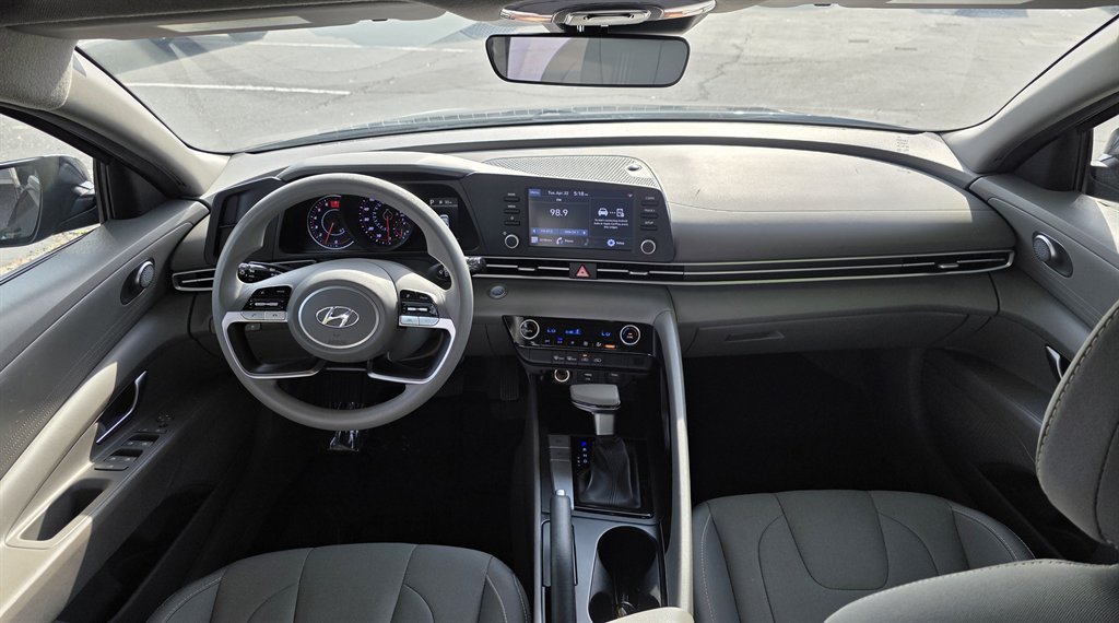 2022 Hyundai Elantra SEL photo