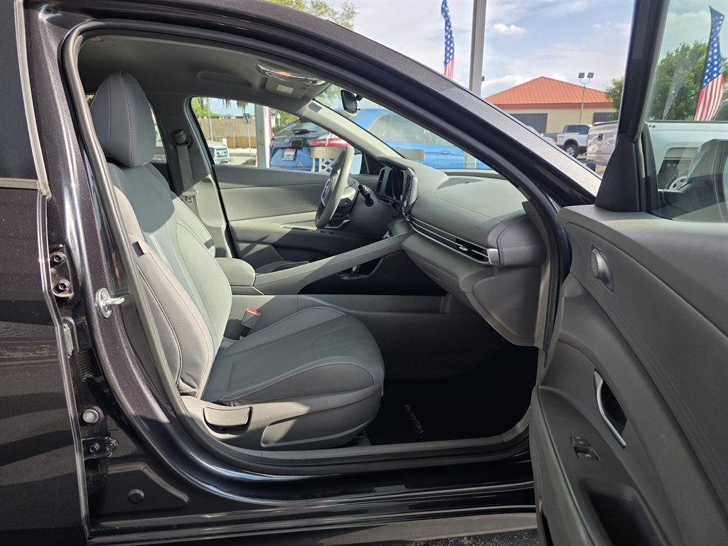 2022 Hyundai Elantra SEL photo