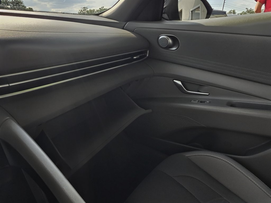 2022 Hyundai Elantra SEL photo