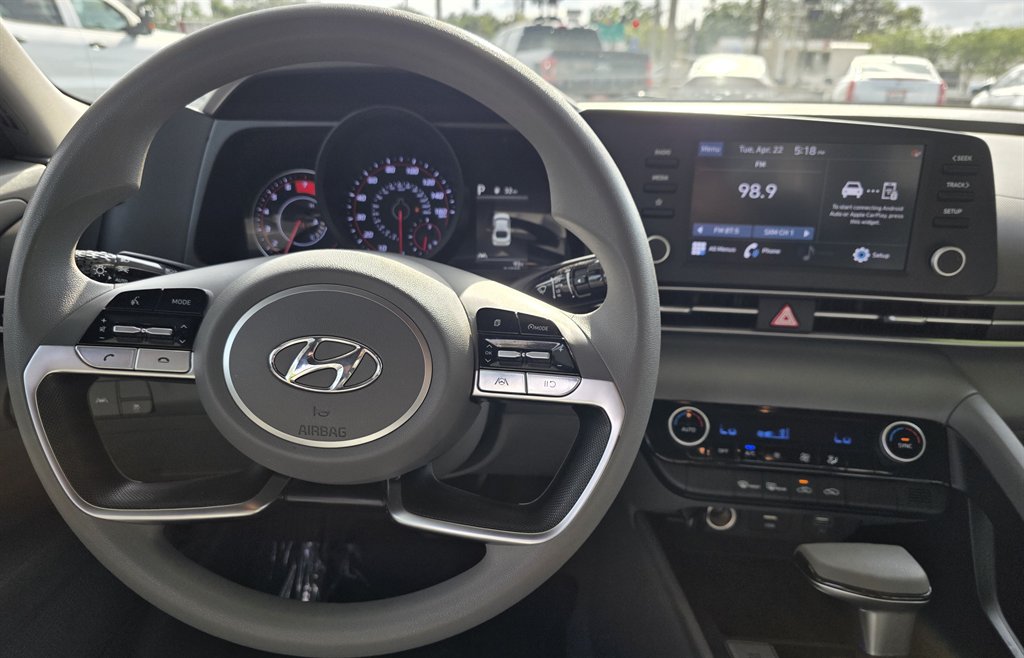 2022 Hyundai Elantra SEL photo
