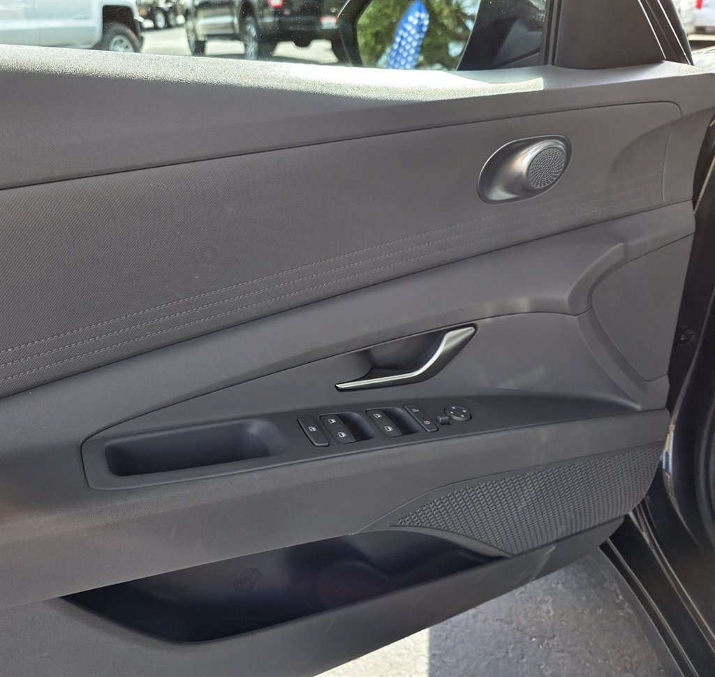 2022 Hyundai Elantra SEL photo
