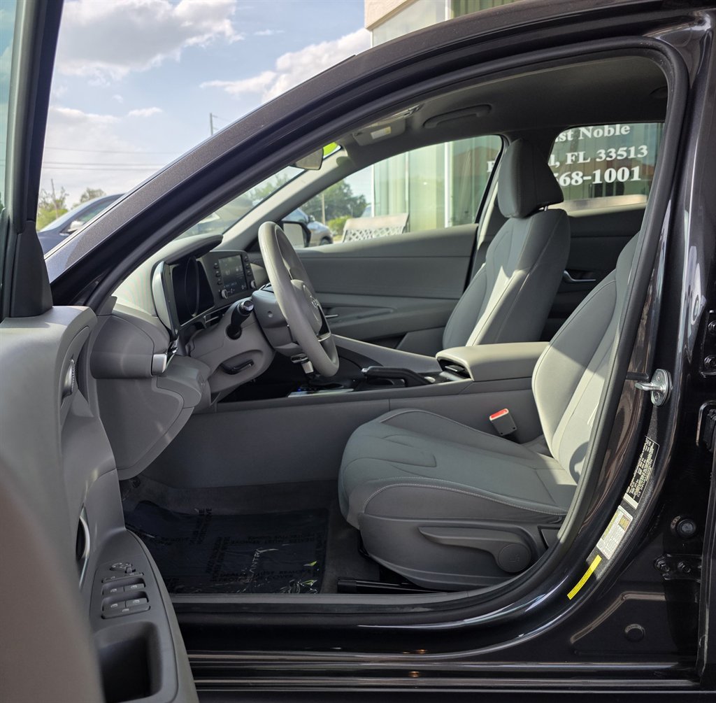 2022 Hyundai Elantra SEL photo