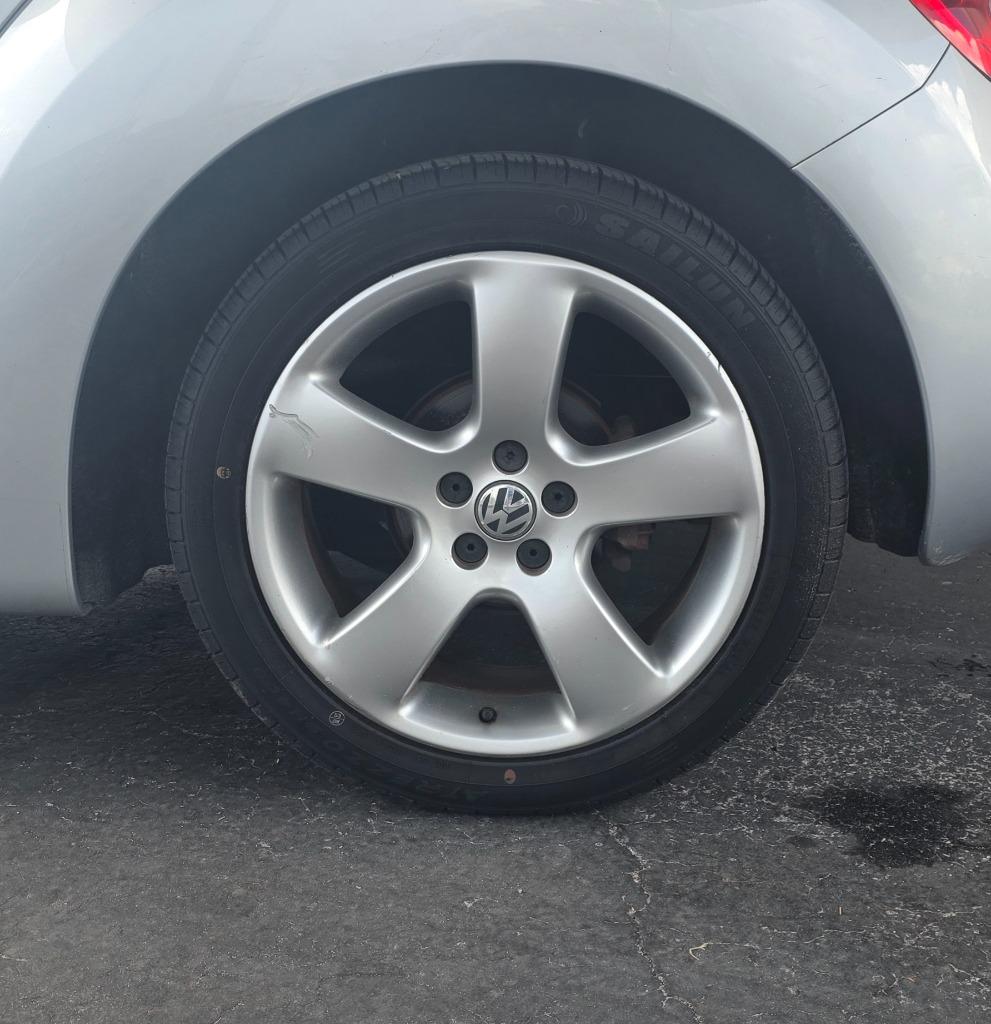 2006 Volkswagen Beetle - $9,370