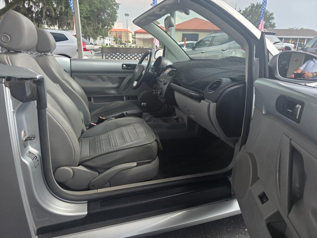 2006 Volkswagen Beetle - $9,370