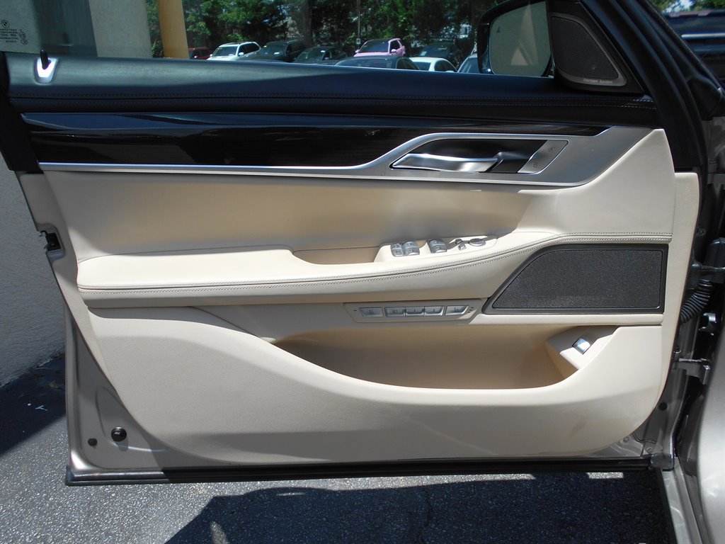 2018 BMW 7-Series 750i photo