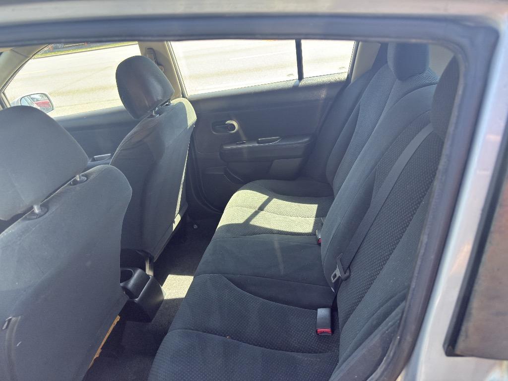 2011 Nissan Versa 1.8 S photo