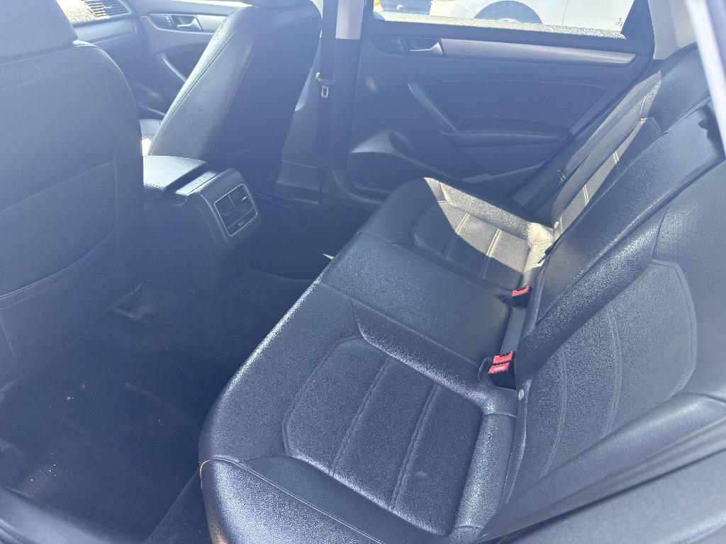 2014 Volkswagen Passat SE PZEV photo
