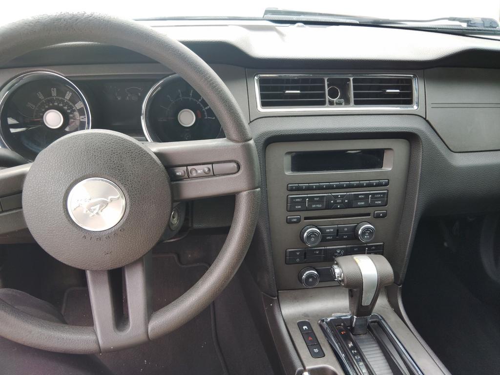 2010 Ford Mustang V6 Premium photo