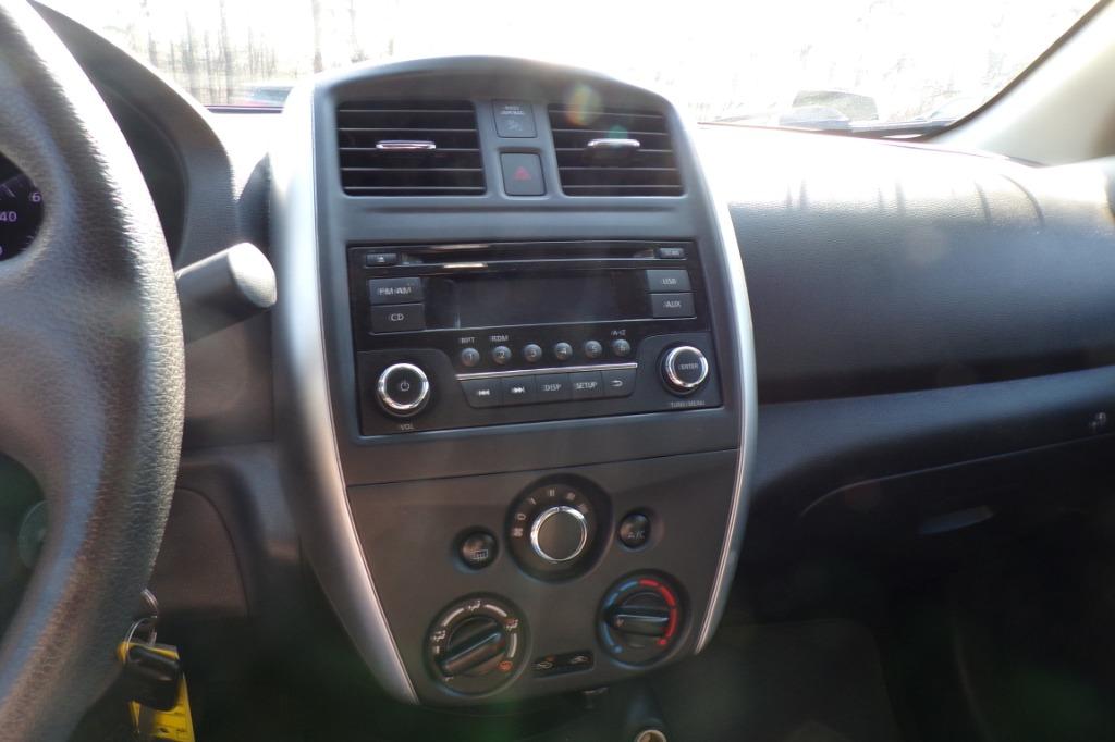 2017 Nissan Versa SV photo