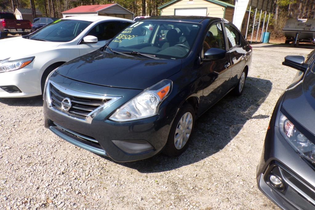 2017 Nissan Versa SV photo