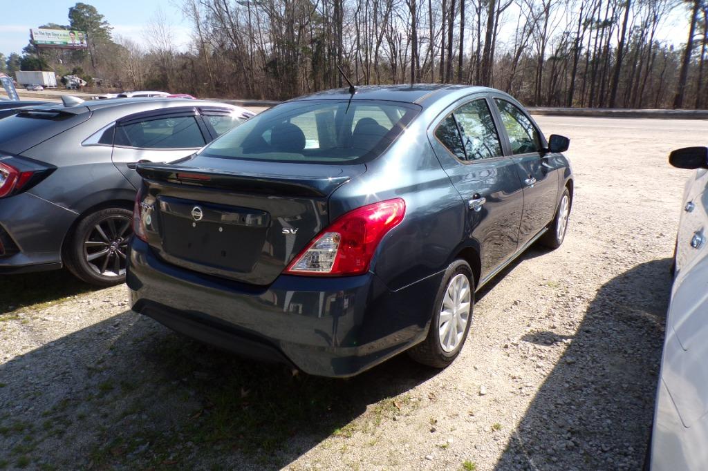 2017 Nissan Versa SV photo