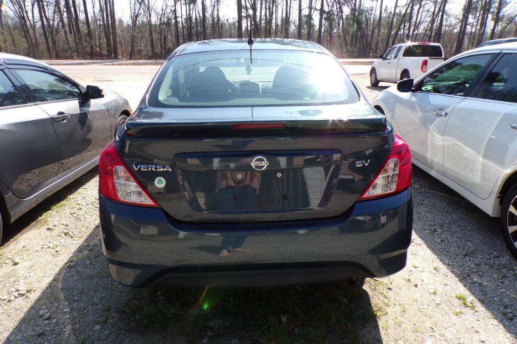 2017 Nissan Versa SV photo