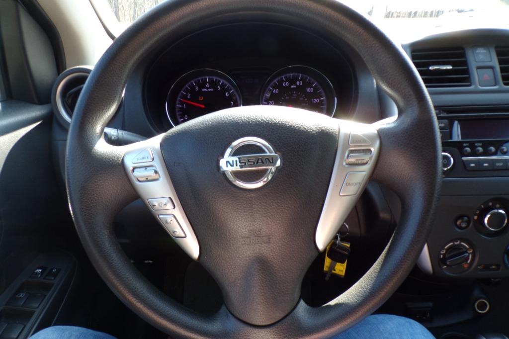 2017 Nissan Versa SV photo