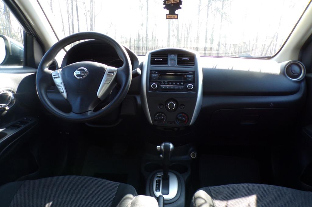 2017 Nissan Versa SV photo
