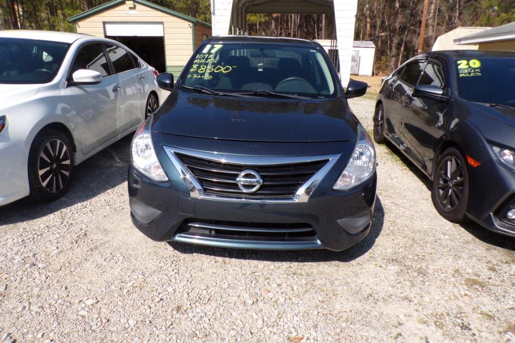 2017 Nissan Versa SV photo