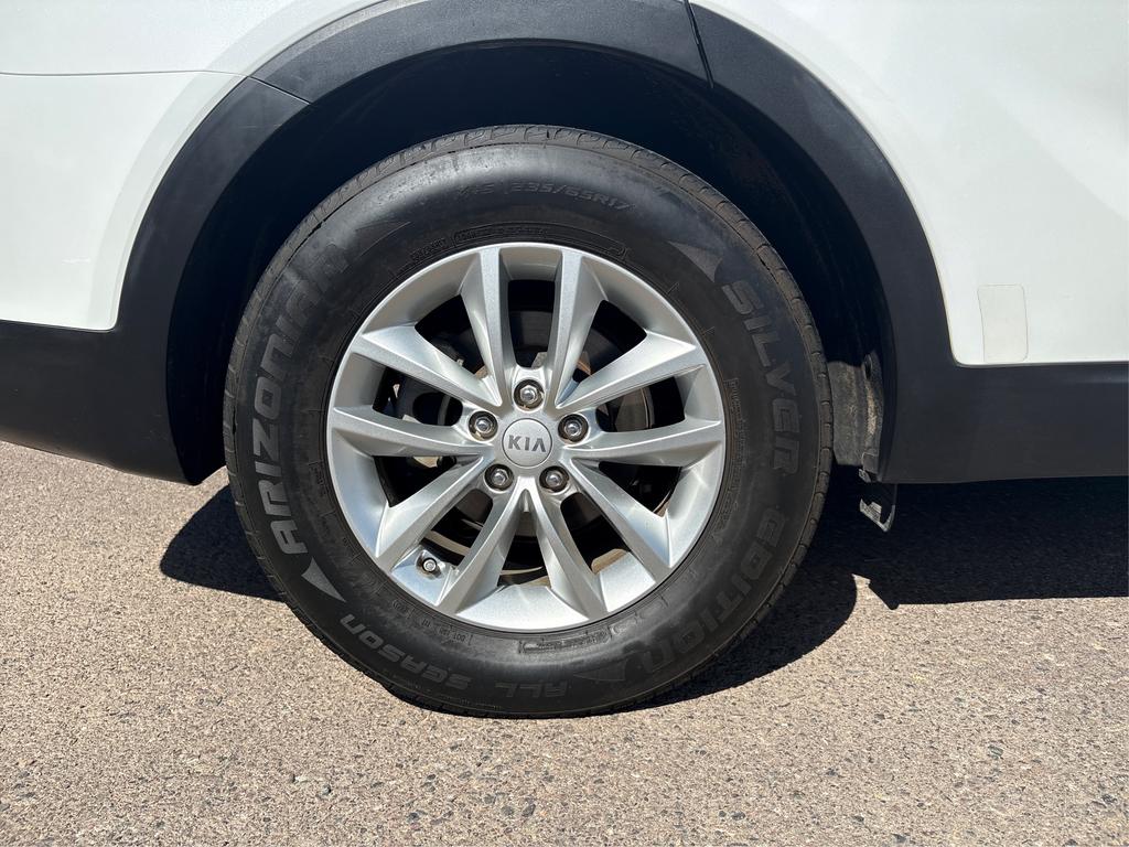 2016 Kia Sorento - $12,995
