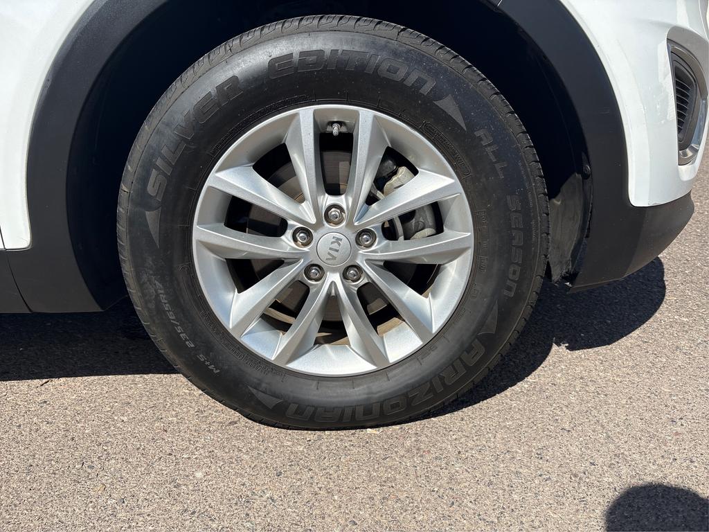 2016 Kia Sorento - $12,995