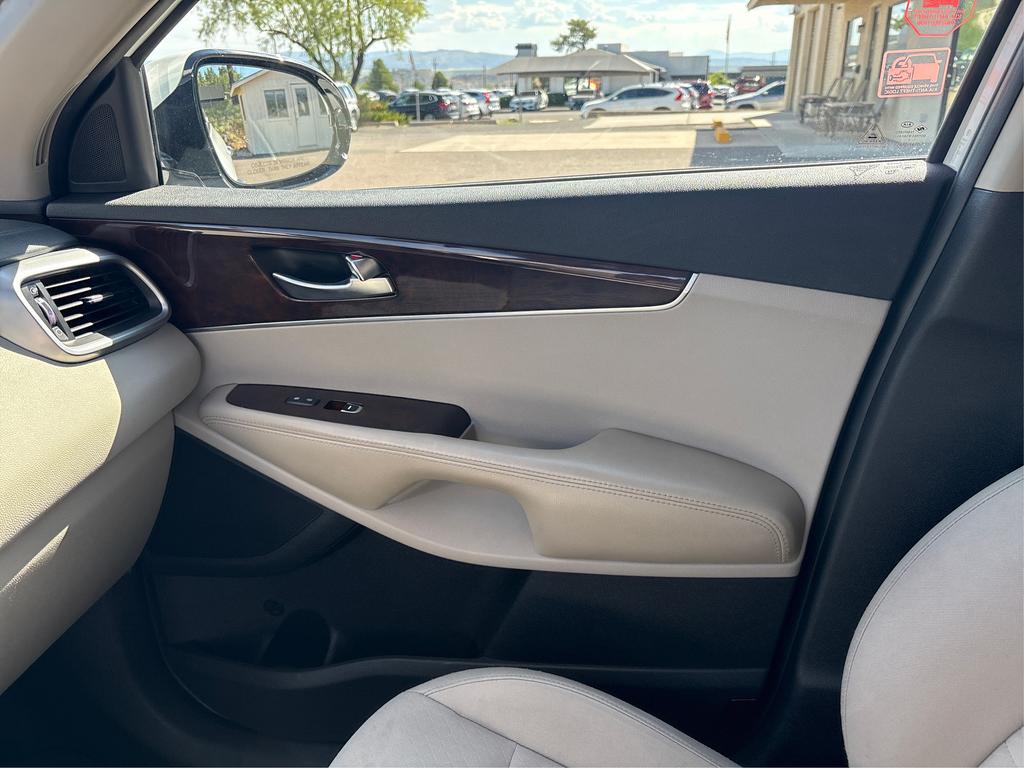 2016 Kia Sorento - $12,995