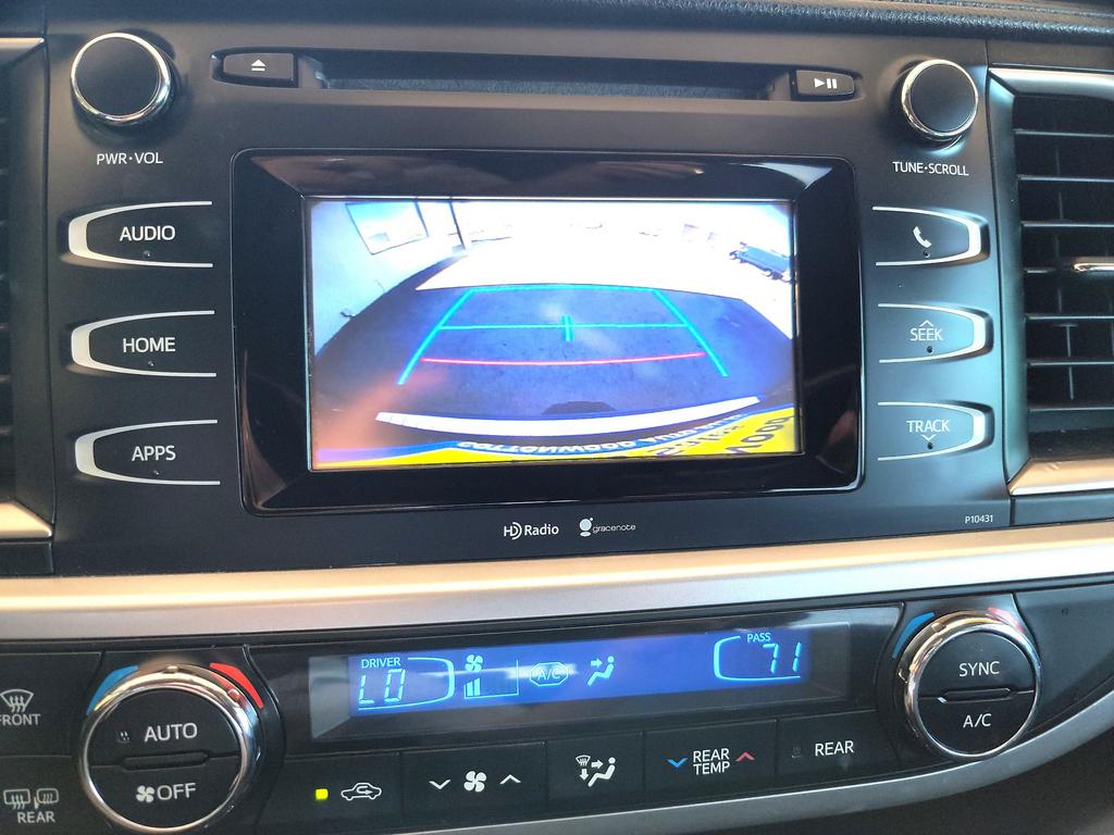 2015 Toyota Highlander LE photo