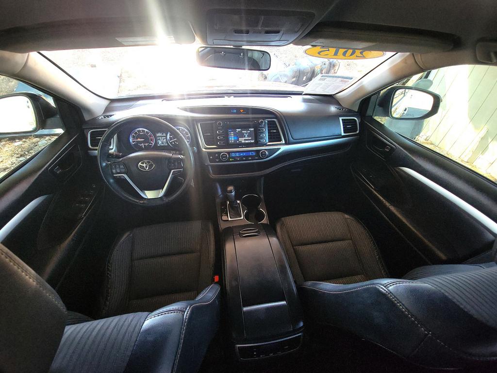2015 Toyota Highlander LE photo