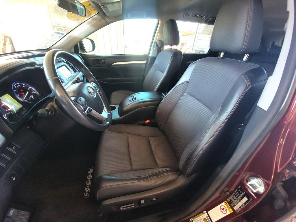 2015 Toyota Highlander LE photo