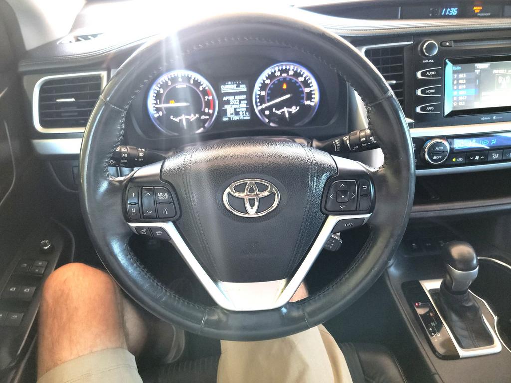 2015 Toyota Highlander LE photo