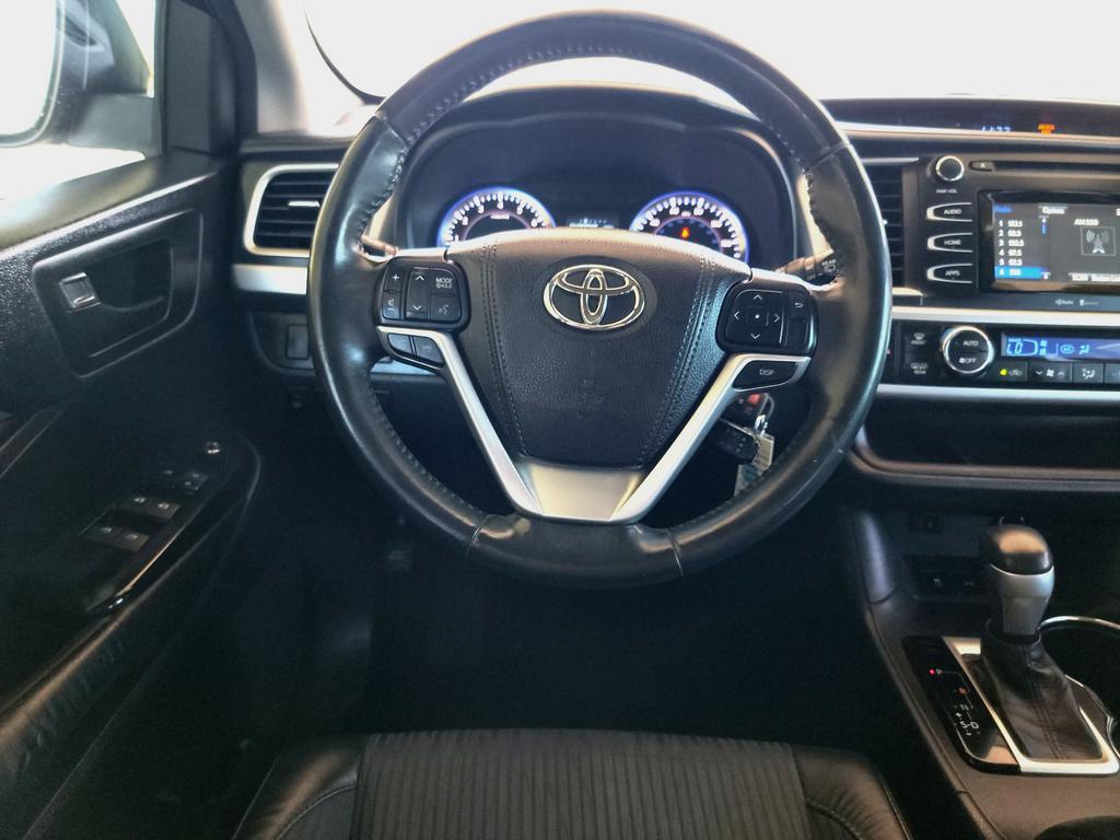 2015 Toyota Highlander LE photo