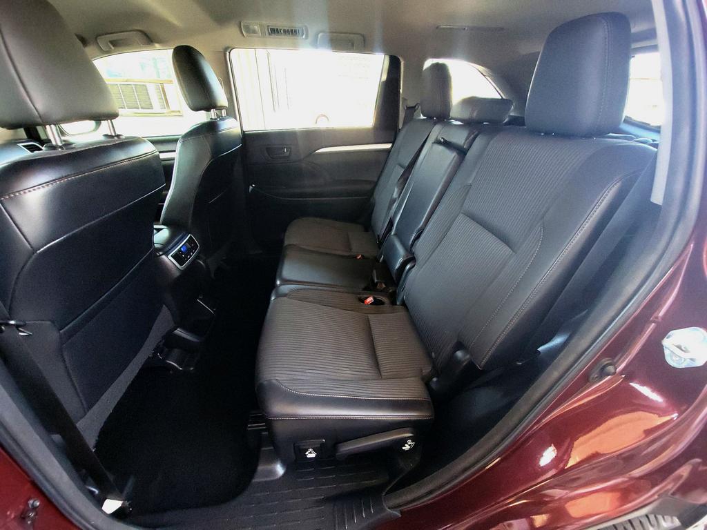 2015 Toyota Highlander LE photo