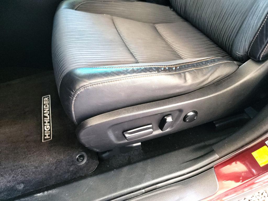 2015 Toyota Highlander LE photo