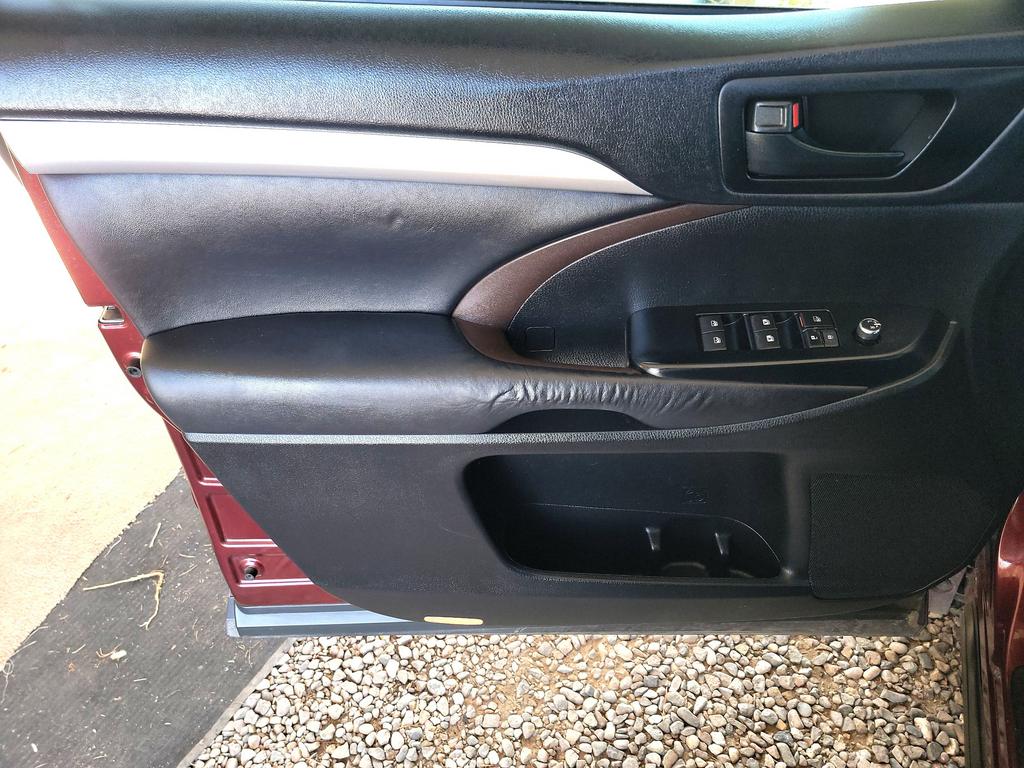 2015 Toyota Highlander LE photo